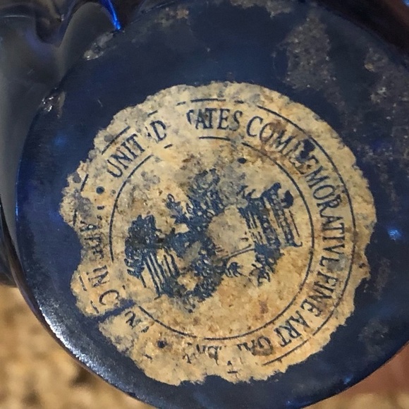 United States Commemorative Fine Arts Gallery hand crafted blue glass Bear - Picture 6 of 6